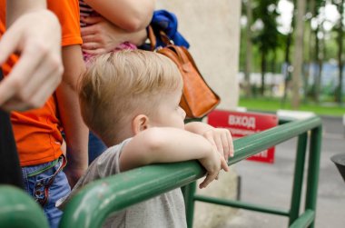 Küçük bir bebek enjoing onun zamanı