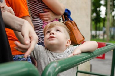 Küçük bir bebek enjoing onun zamanı