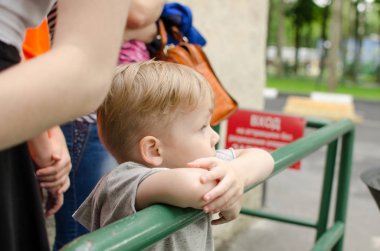 Küçük bir bebek enjoing onun zamanı