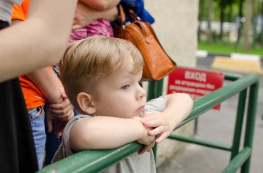 Küçük bir bebek enjoing onun zamanı