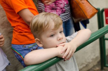 Küçük bir bebek enjoing onun zamanı
