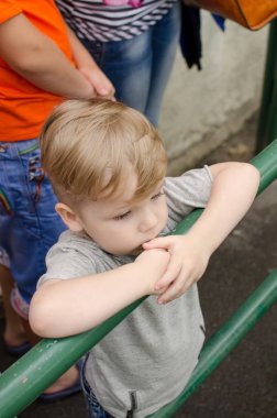 Küçük bir bebek enjoing onun zamanı