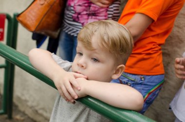 Küçük bir bebek enjoing onun zamanı