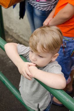 Küçük bir bebek enjoing onun zamanı