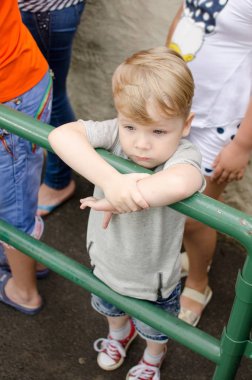 Küçük bir bebek enjoing onun zamanı