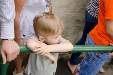 Küçük bir bebek enjoing onun zamanı