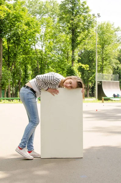 Jeune fille avec la bannière blanche — Photo