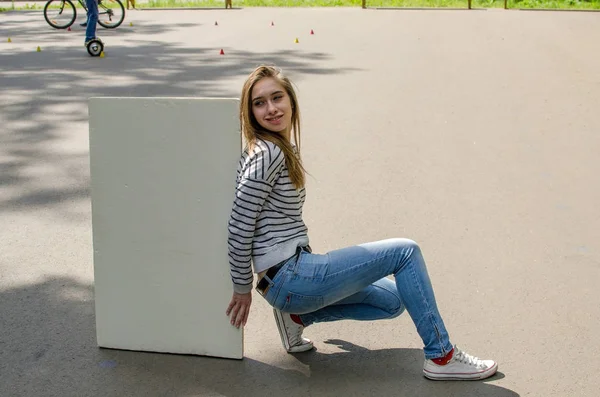 Chica joven con el estandarte blanco — Foto de Stock