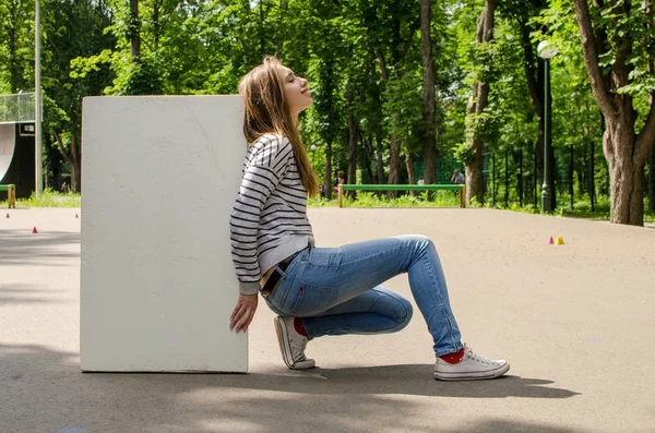 Chica joven con el estandarte blanco — Foto de Stock