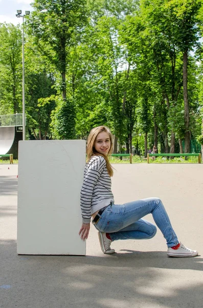 Chica joven con el estandarte blanco — Foto de Stock