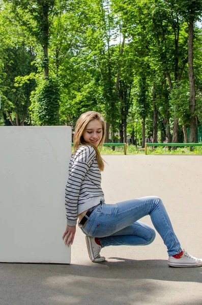 Chica joven con el estandarte blanco — Foto de Stock