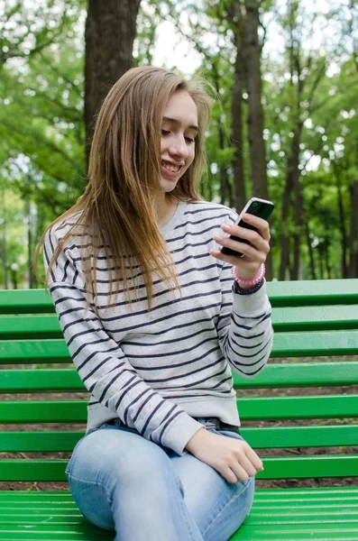 Mujer joven usando su teléfono — Foto de Stock