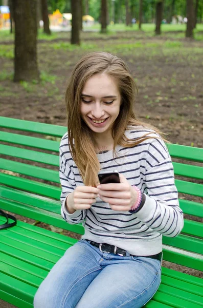 Genç bayan telefonunu kullanıyor. — Stok fotoğraf