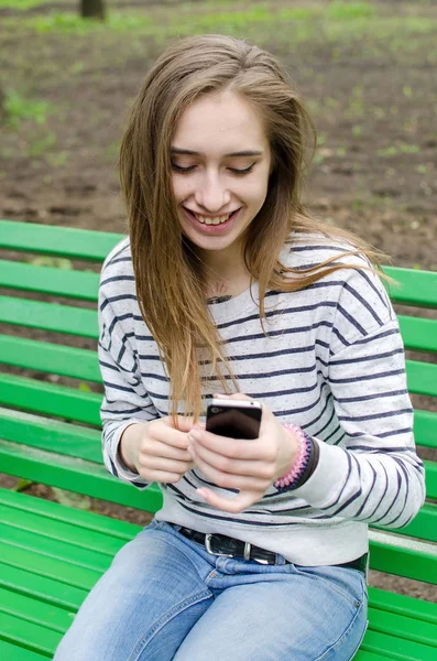 Mujer joven usando su teléfono — Foto de Stock