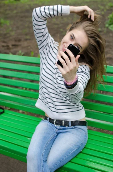 Νεαρό κορίτσι που κάνει selfie — Φωτογραφία Αρχείου