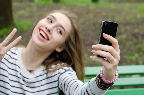 Chica joven haciendo selfie — Foto de Stock