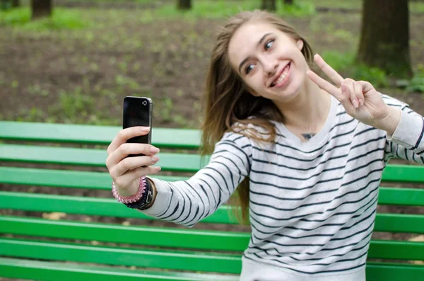 Gadis muda membuat selfie — Stok Foto
