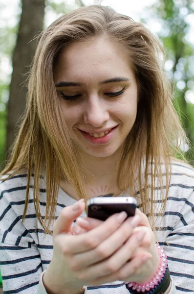Fiatal nő használja a telefonját. — Stock Fotó