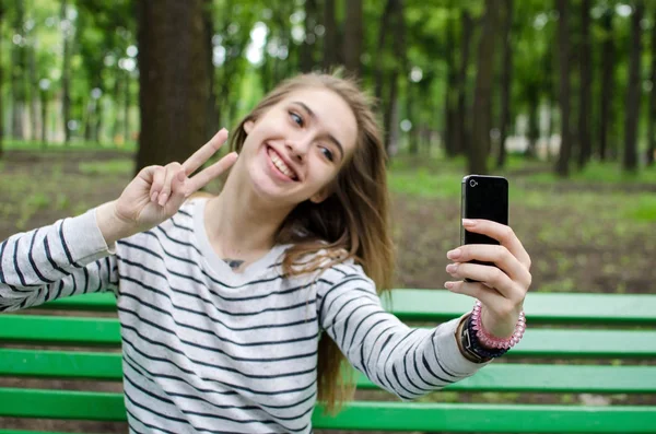 Chica joven haciendo selfie — Foto de Stock