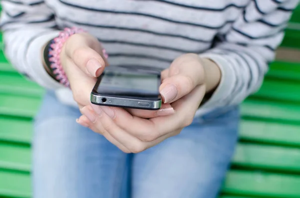 Mujer joven usando su teléfono — Foto de Stock