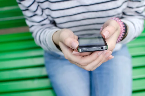 Mujer joven usando su teléfono — Foto de Stock