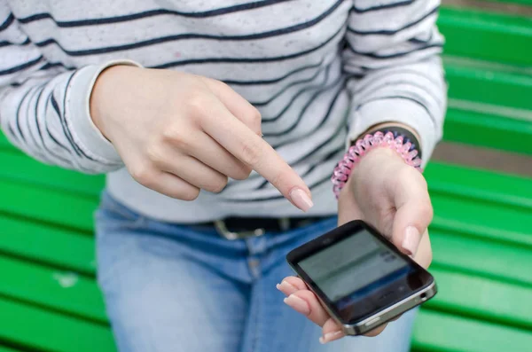 Mujer joven usando su teléfono — Foto de Stock