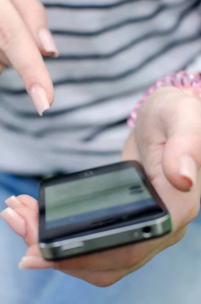 Mujer joven usando su teléfono — Foto de Stock