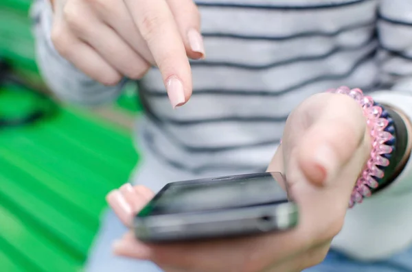 Mujer joven usando su teléfono — Foto de Stock