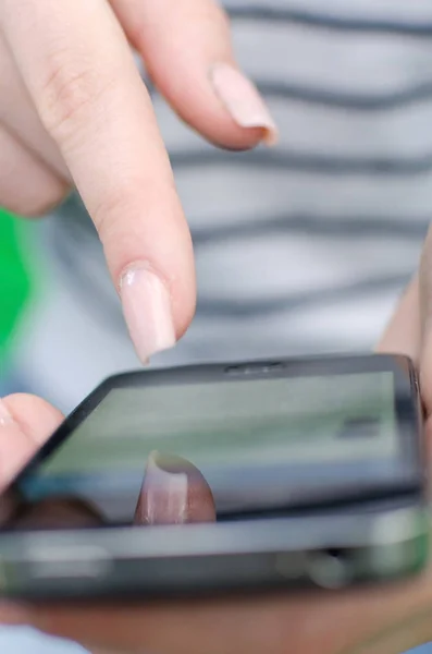 Mujer joven usando su teléfono — Foto de Stock