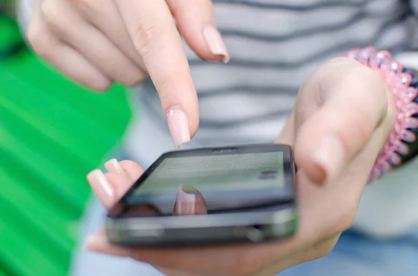 Mujer joven usando su teléfono — Foto de Stock