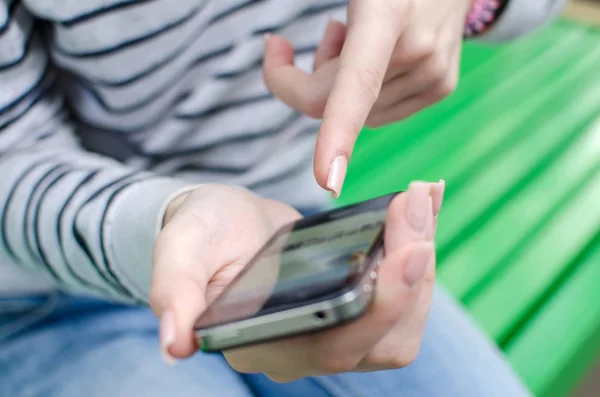 Mujer joven usando su teléfono — Foto de Stock