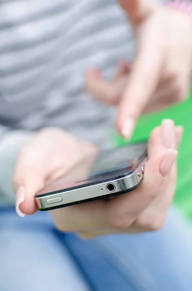 Mujer joven usando su teléfono — Foto de Stock