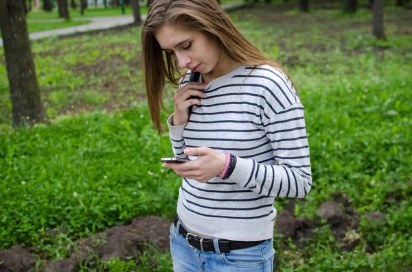 Genç bayan telefonunu kullanıyor. — Stok fotoğraf