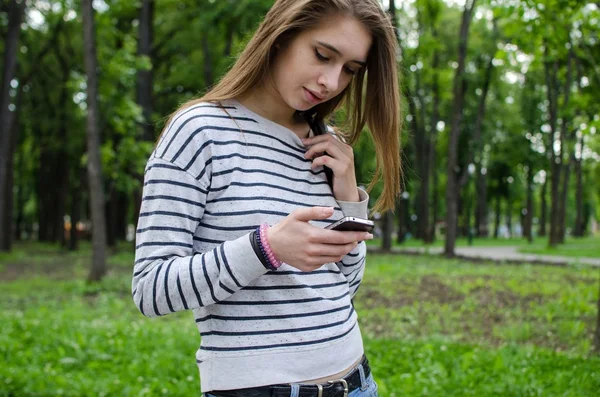 Mujer joven usando su teléfono — Foto de Stock