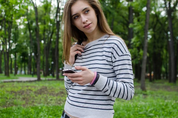 Młoda kobieta korzystająca z telefonu — Zdjęcie stockowe
