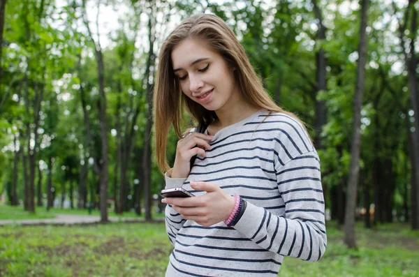 Fiatal nő használja a telefonját. — Stock Fotó