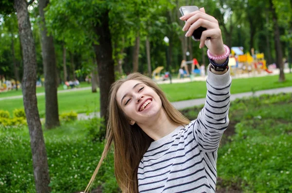 Chica joven haciendo selfie — Foto de Stock