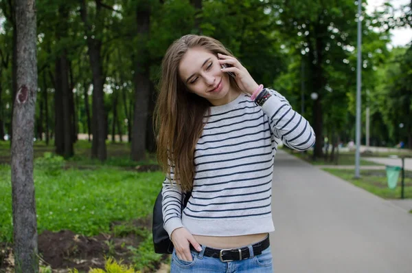Νεαρή γυναίκα που χρησιμοποιεί το τηλέφωνό της — Φωτογραφία Αρχείου
