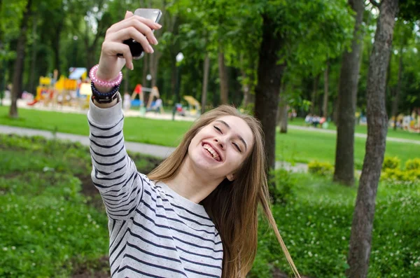 Jeune fille faisant selfie — Photo