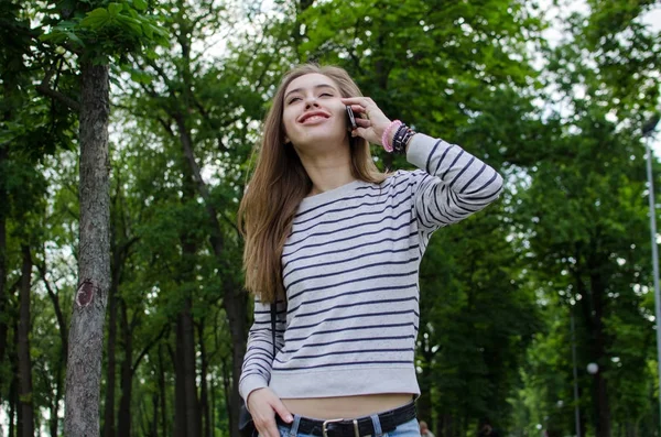 Jonge vrouw met behulp van haar telefoon — Stockfoto