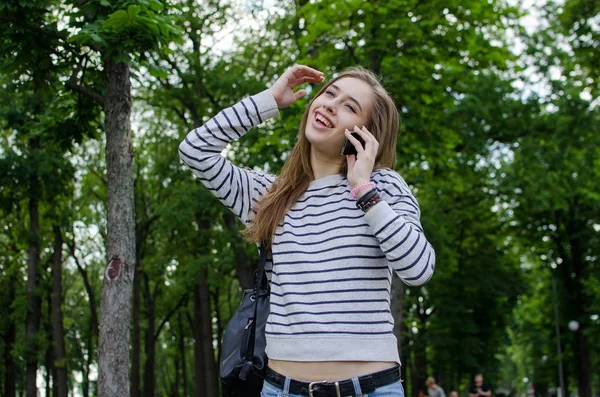 Jonge vrouw met behulp van haar telefoon — Stockfoto