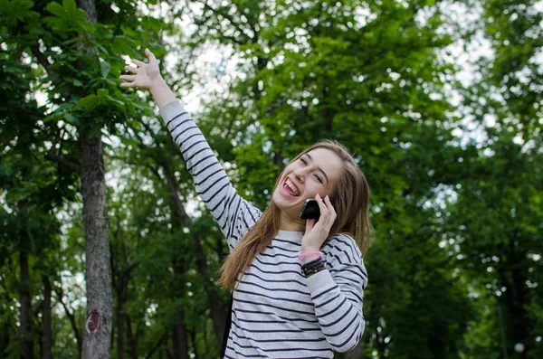 Молода жінка використовує свій телефон — стокове фото