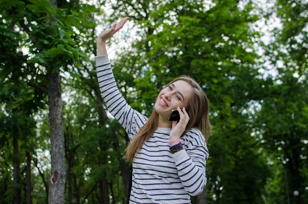 Jonge vrouw met behulp van haar telefoon — Stockfoto