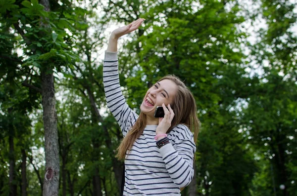 Молодая женщина пользуется телефоном — стоковое фото