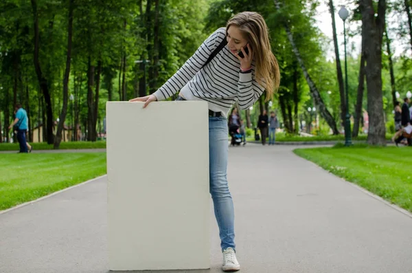 Chica joven con el estandarte blanco — Foto de Stock