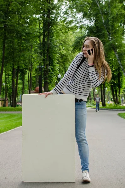 Jong meisje met de witte banner — Stockfoto