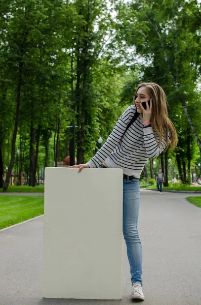 Jong meisje met de witte banner — Stockfoto