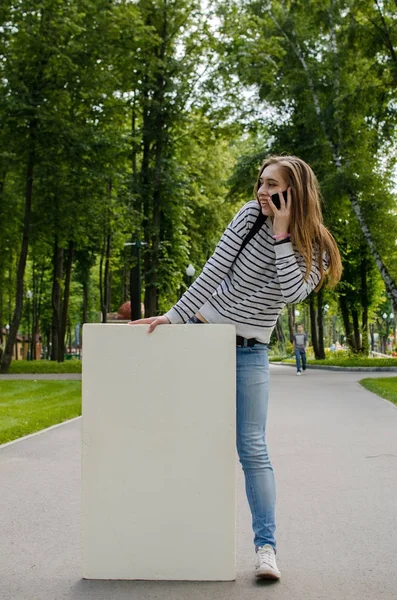 Jong meisje met de witte banner — Stockfoto