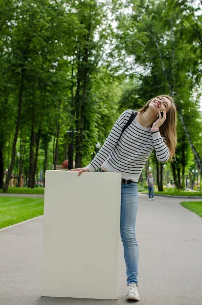 Jong meisje met de witte banner — Stockfoto