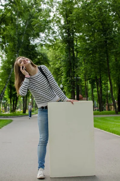 Jong meisje met de witte banner — Stockfoto